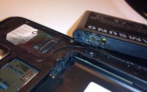 Thảm họa phát lửa của iPhone 4 lan sang Galaxy S II